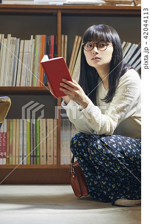 本屋にいる女性 本屋にいる女性 42044113