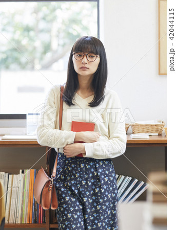 本屋にいる女性 本屋にいる女性 42044115