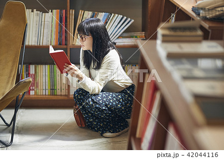 本屋にいる女性 42044116