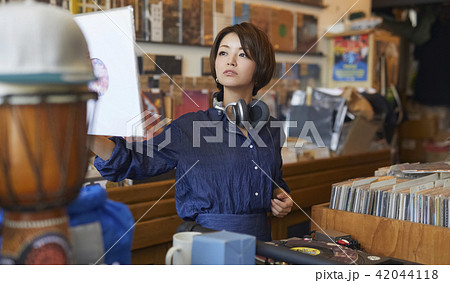 レコード屋　女性　ポートレート 42044118