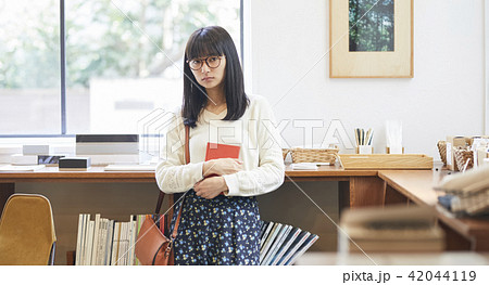 本屋にいる女性 42044119