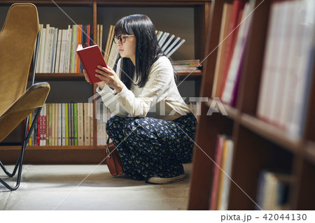 本屋にいる女性 42044130