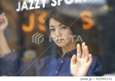 レコード屋　女性　ポートレート 42044141