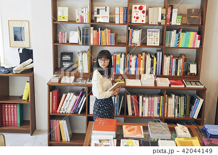 本屋にいる女性 42044149