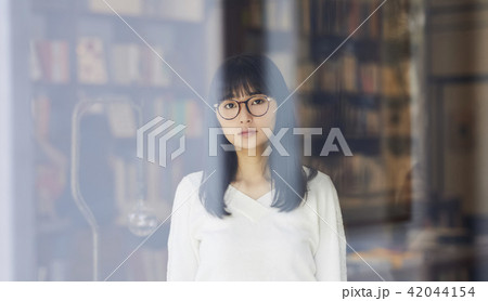本屋にいる女性　ポートレート 42044154