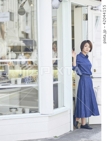 ショッピング　女性 42044155