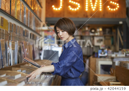 レコード屋 女性 ポートレート レコード屋 女性 ポートレート 42044159