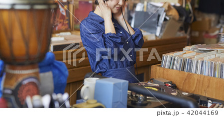 レコード屋 女性 ポートレート レコード屋 女性 ポートレート 42044169