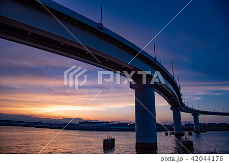三重県　四日市港に新しくできた橋　いなばポートラインの夕景 42044176