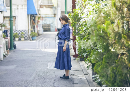 散歩する女性 42044203