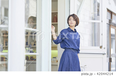 レコード屋　女性　ポートレート 42044214