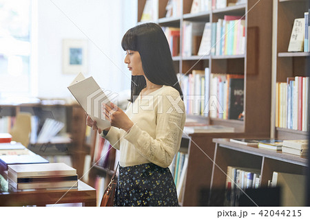 本屋にいる女性 42044215