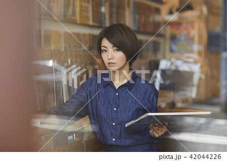 レコード屋 女性 ポートレート レコード屋 女性 ポートレート 42044226