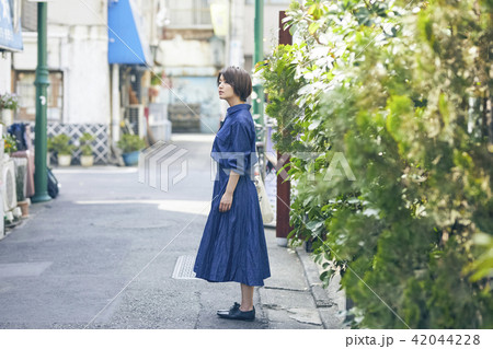 散歩する女性 42044228