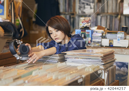 レコード屋 女性 ポートレート レコード屋 女性 ポートレート 42044257