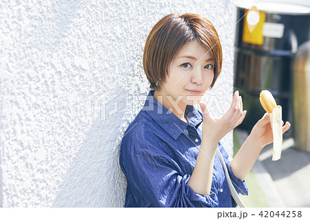 食べ歩きをする女性 食べ歩きをする女性 42044258