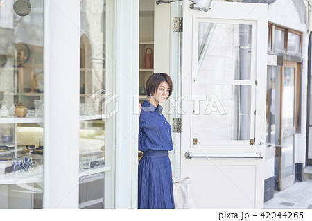お散歩　女性　ポートレート 42044265