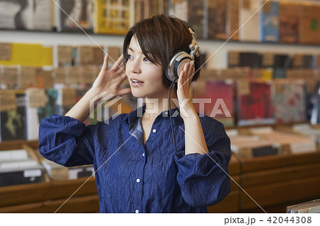 レコード屋　女性　ポートレート 42044308