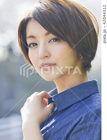 散歩する女性 散歩する女性 42044312