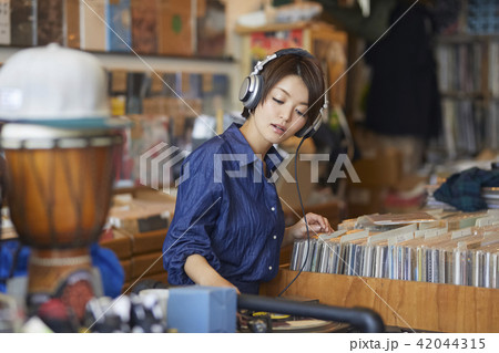 レコード屋 女性 ポートレート レコード屋 女性 ポートレート 42044315