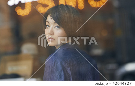レコード屋　女性　ポートレート 42044327