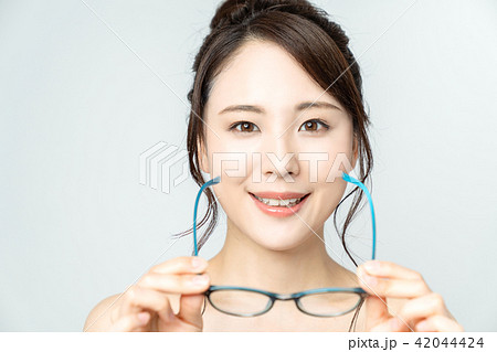 メガネを外す女性 42044424