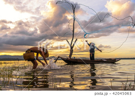 Fisherman action when fishing  42045063