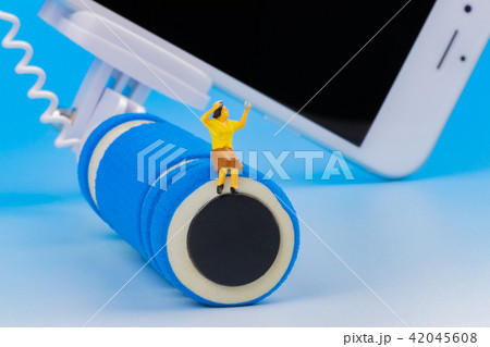 自撮りイメージ　スマホと自撮り棒 42045608