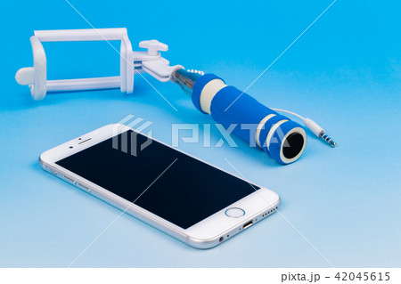 自撮りイメージ スマホと自撮り棒 自撮りイメージ スマホと自撮り棒 42045615
