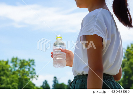公園でペットボトルの水を飲む女の子　 42048869
