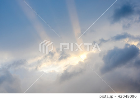 雲間から光芒 42049090
