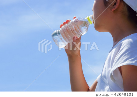 公園で水を飲む女性 42049101