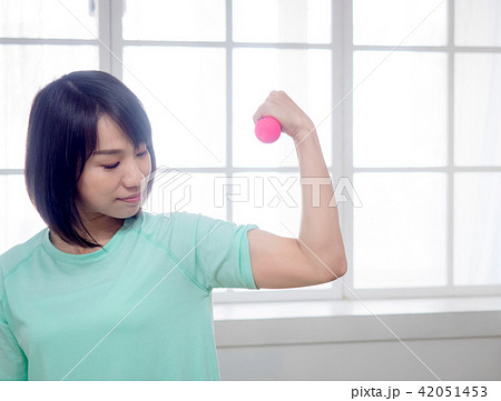 Young girl lifting dumbbells  42051453