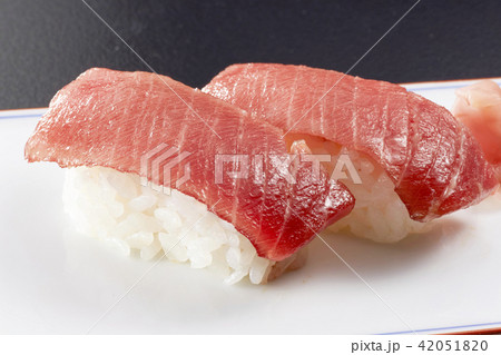 中トロの握り寿司 (medium fatty-tuna) 42051820