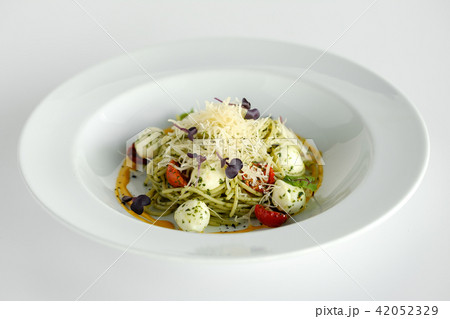 Spaghetti with basil and mozzarella cheese Spaghetti with basil and mozzarella cheese 42052329