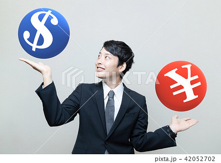 円とドルを比較するビジネスマン 42052702
