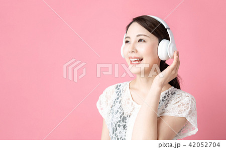 音楽を聴く女性 音楽を聴く女性 42052704