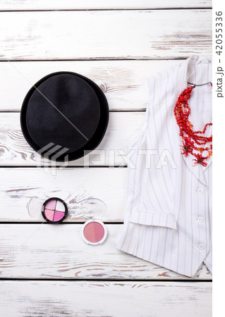 Flat lay black women hat and cosmetic powder. 42055336
