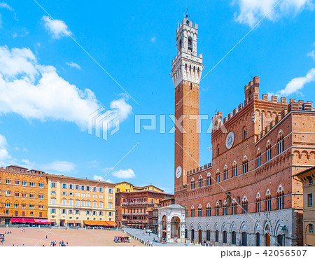 Bell tower, Torre del Mangia, of the Town Hall, Palazzo Pubblico, at the Piazza del Campo, Siena Bell tower, Torre del Mangia, of the Town Hall, Palazzo Pubblico, at the Piazza del Campo, Siena 42056507