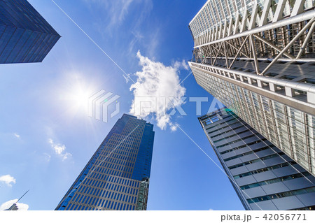 青空の中の高層ビル群 42056771