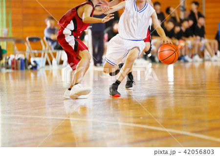 バスケットボールの試合 バスケットボールの試合 42056803