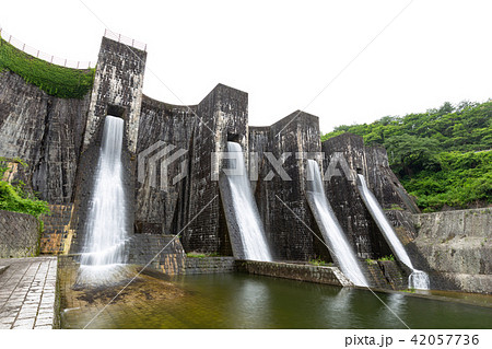 豊稔池堰堤（豊稔池ダム） -日本最古の石積式マルチプルアーチダム- 42057736