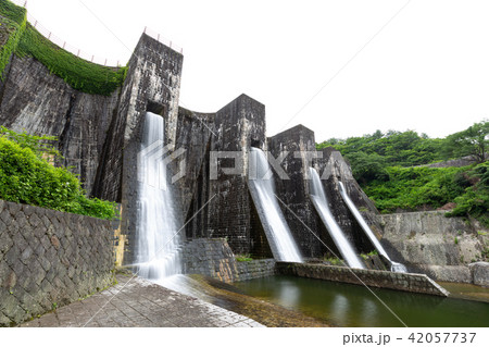 豊稔池堰堤（豊稔池ダム） -日本最古の石積式マルチプルアーチダム- 42057737