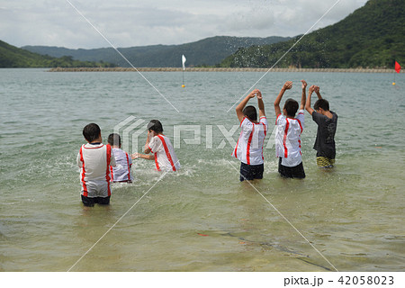 海神祭　ハーリー競争を応援する子供達 42058023