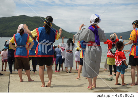 海神祭　ハーリー競争を応援する婦人達 42058025