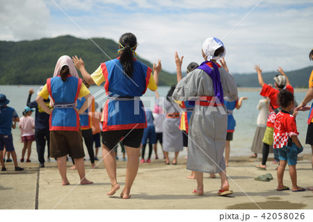 海神祭　ハーリー競争を応援する婦人達 42058026