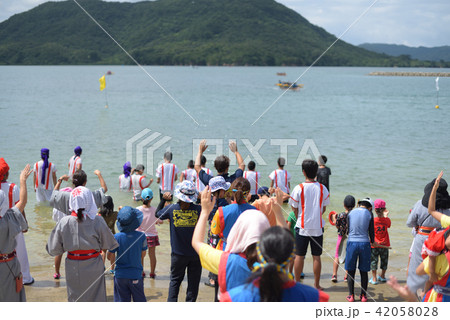 海神祭　ハーリー競争を応援する人達 42058028