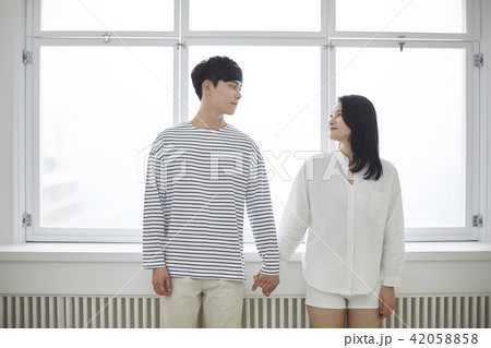 余裕 男性 新婚夫婦 42058858