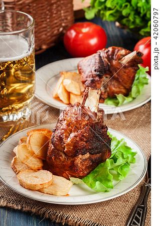 Roasted turkey knuckle with fried potato slices Roasted turkey knuckle with fried potato slices 42060797