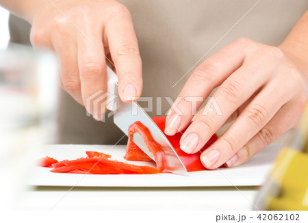 Cook is chopping bell pepper Cook is chopping bell pepper 42062102